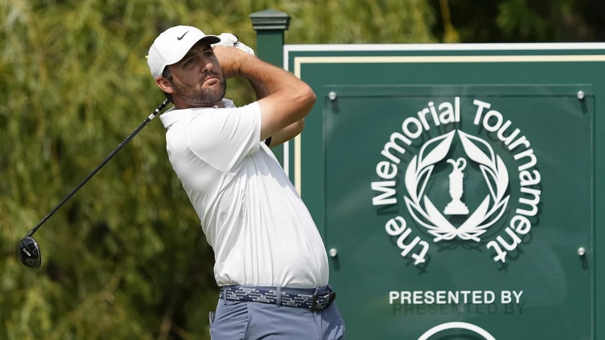 Who is leading the Memorial Tournament PGA Tour event on Sunday?