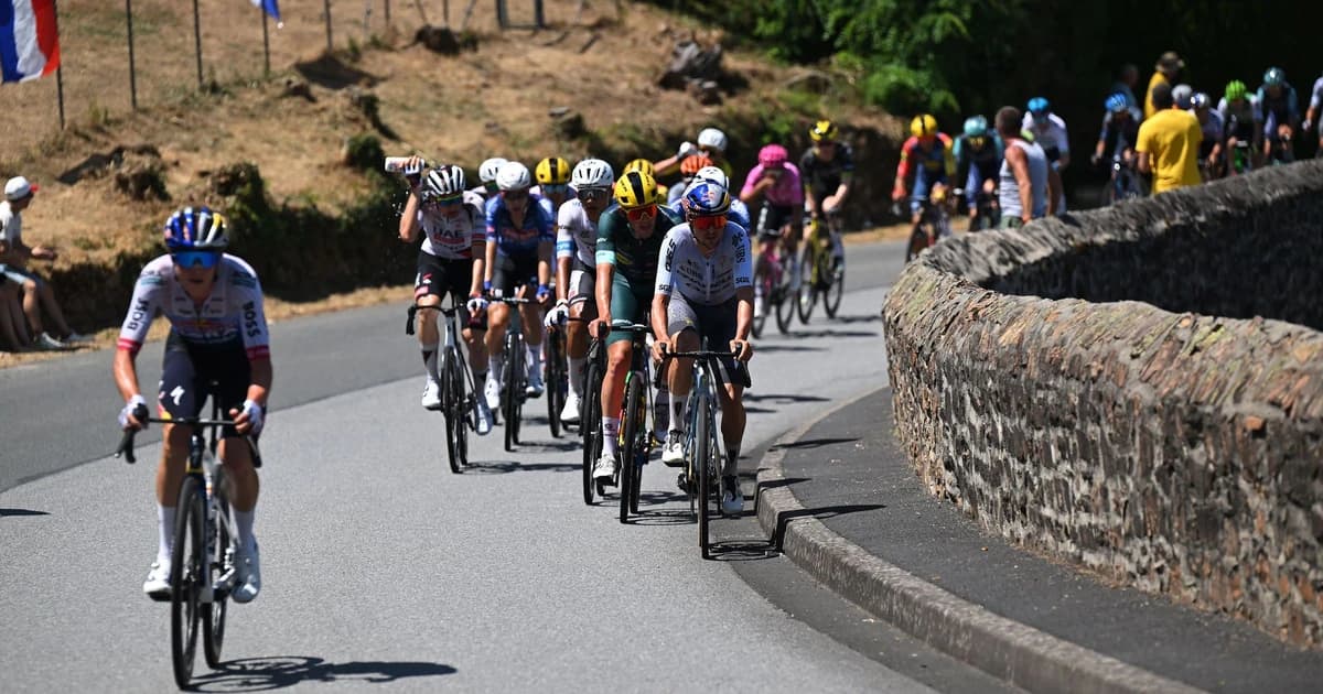 'Wow!' - Pidcock joins front group with 'impressive' attack