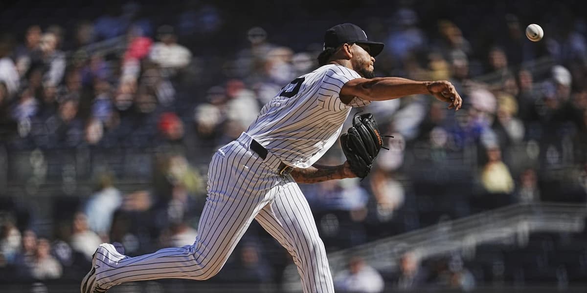 Yankees get 2 prospects, trade Doval to Pirates