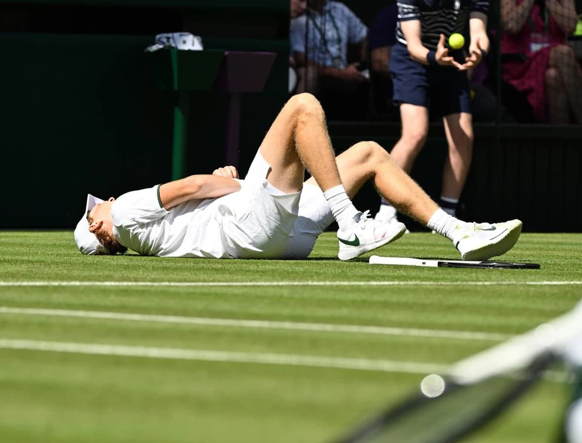 Ziua răniților, la Wimbledon: Sinner a sângerat pe Terenul Central. Alte două accidentări neverosimi