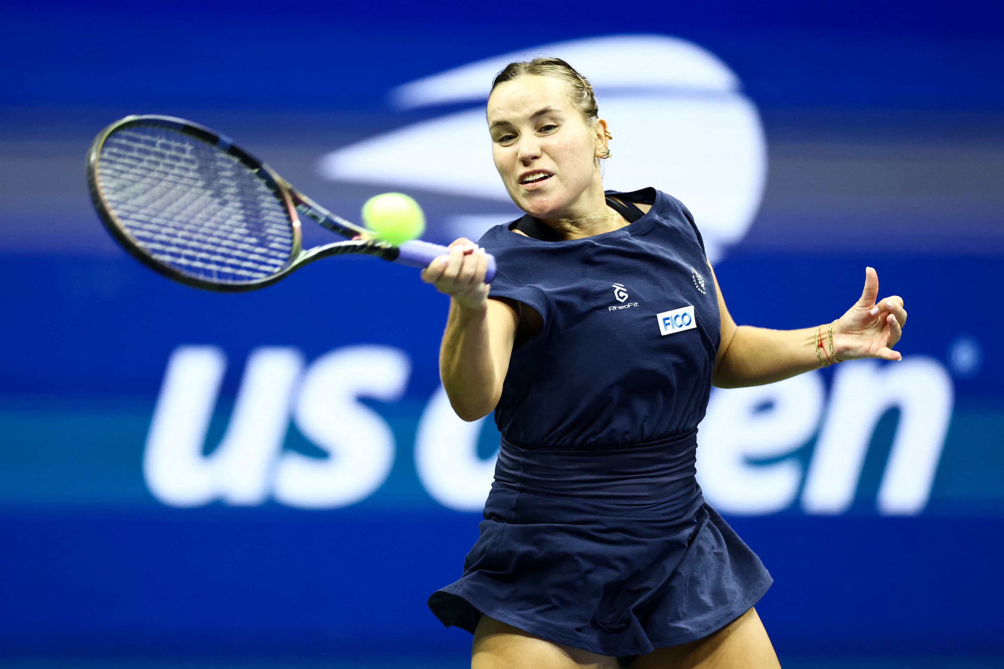 Kenin holds off Venus Williams in record-late US Open start
